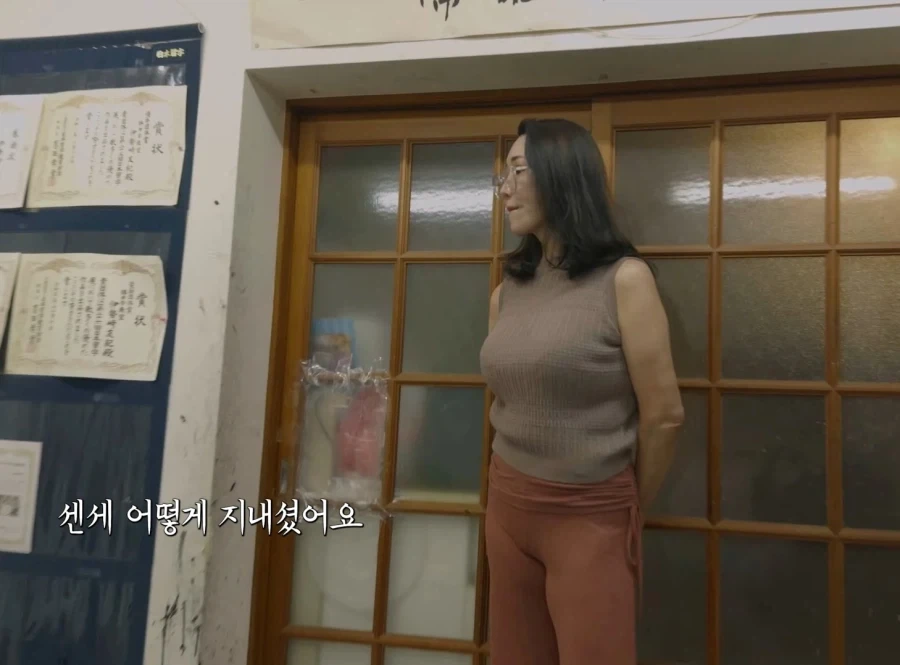 만화 캐릭터같은 실제 일본 서예 선생님 등판해서 난리남 ㅋㅋㅋ_2.webp