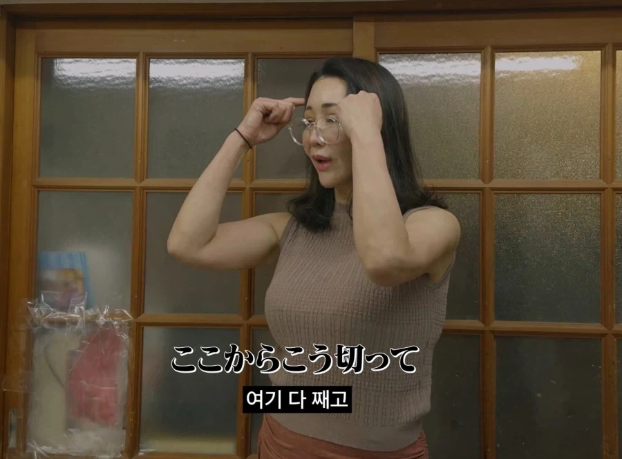 만화 캐릭터같은 실제 일본 서예 선생님 등판해서 난리남 ㅋㅋㅋ_6.webp
