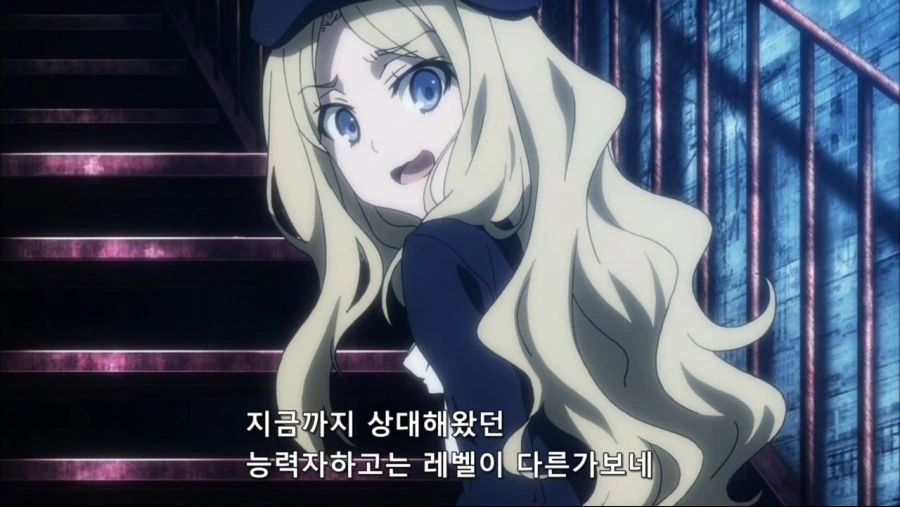 당황하는 금발