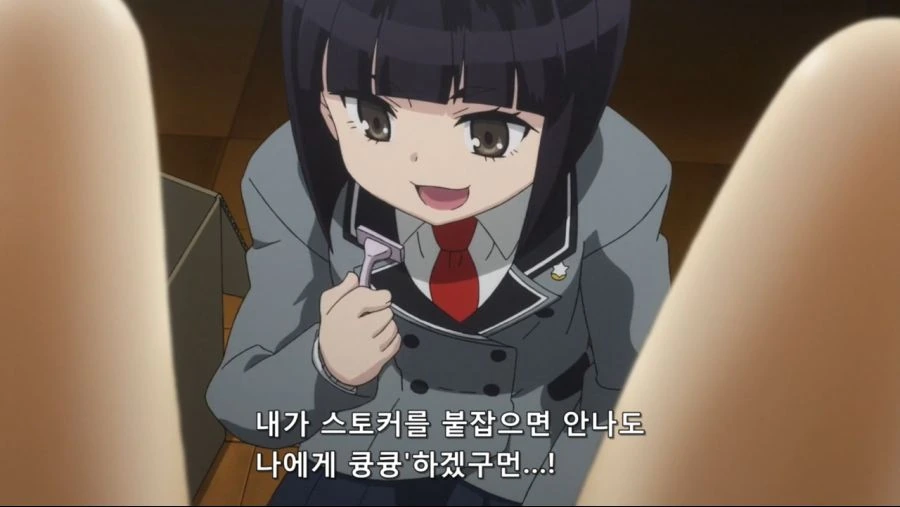 면도기로 털을 깍는 여자 - 이미지 3