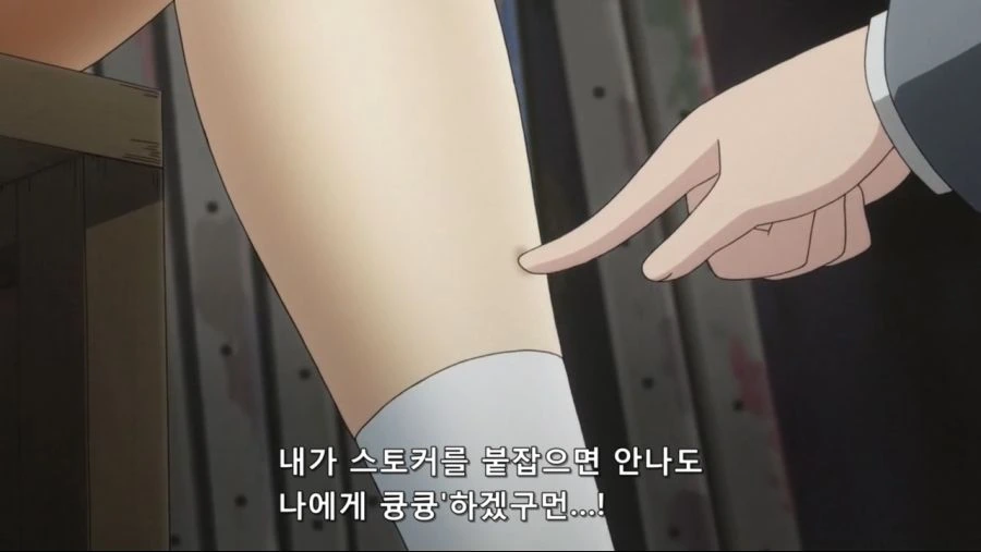 면도기로 털을 깍는 여자 - 이미지 4