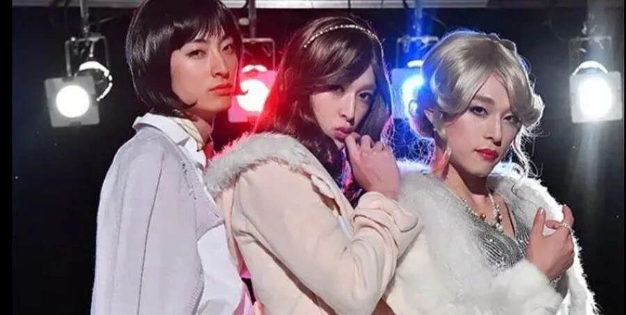 여장으로 분장한 루팡패트 전사들