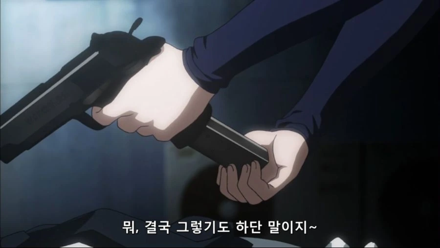 총을 가진 금발